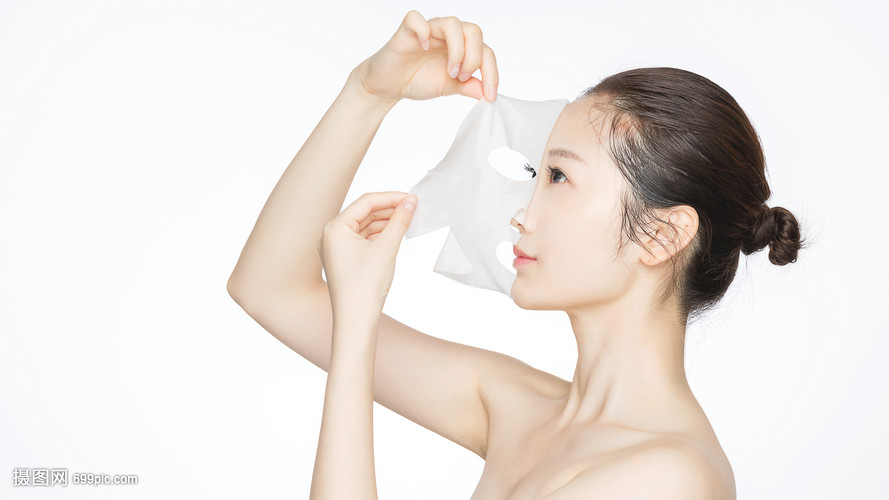 敷面膜美女