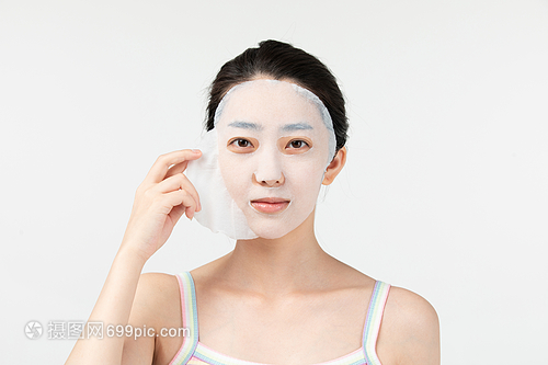 年轻女性揭开面膜